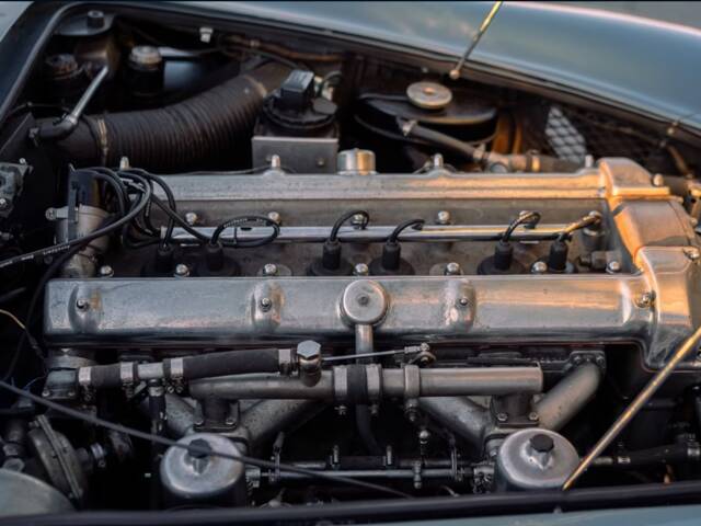Aston Martin DB 4