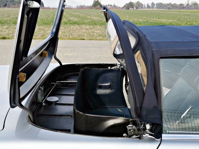 Mercedes-Benz 280 SL - Mercedes-Benz 280 SL capote en cours de rangement