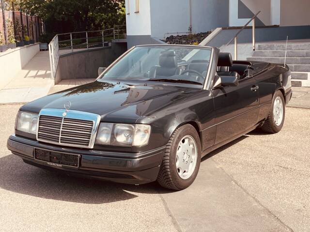 Image 1/14 of Mercedes-Benz 300 CE-24 (1993)