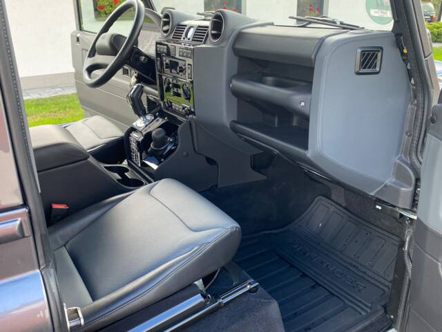 Land Rover Defender 90 Works V8 "70th Edition"