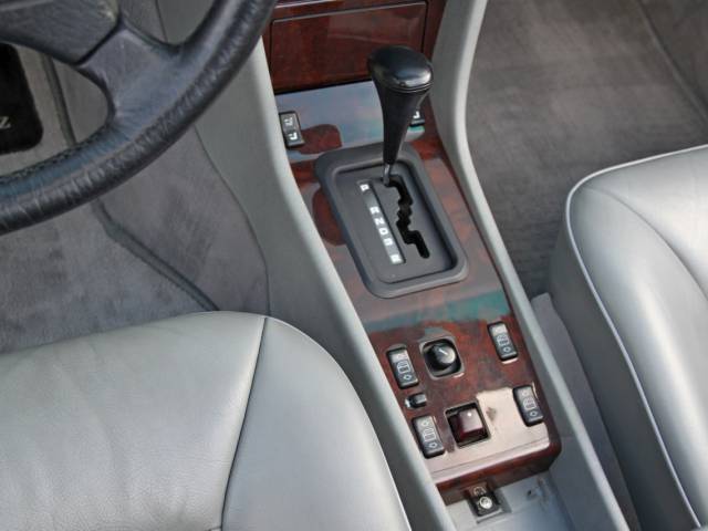 Mercedes-Benz E 320