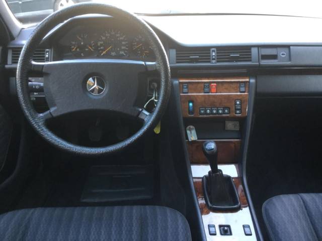 Mercedes-Benz 200 E