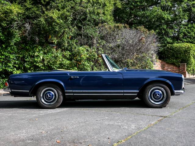 Mercedes-Benz 230 SL