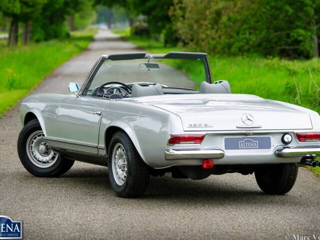 Mercedes-Benz 230 SL