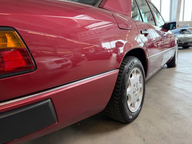 Mercedes-Benz 230 E