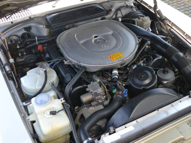 Mercedes-Benz 560 SL