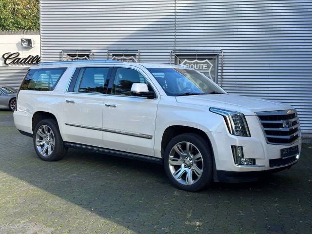 Image 1/30 of Cadillac Escalade (2015)