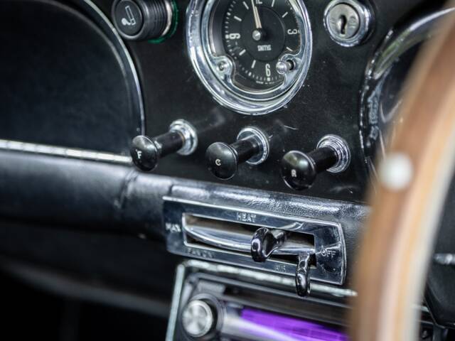 Aston Martin DB 4
