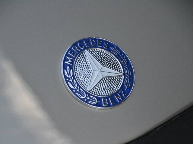 Mercedes-Benz 560 SL