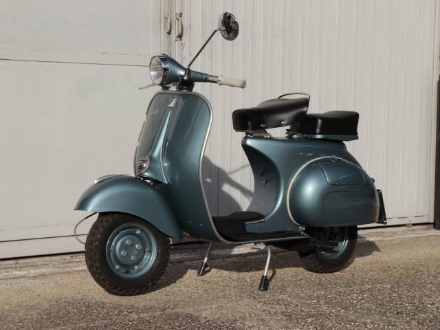 Piaggio Vespa 150 - Colore azzurro metallizzato, vista ¾ anteriore