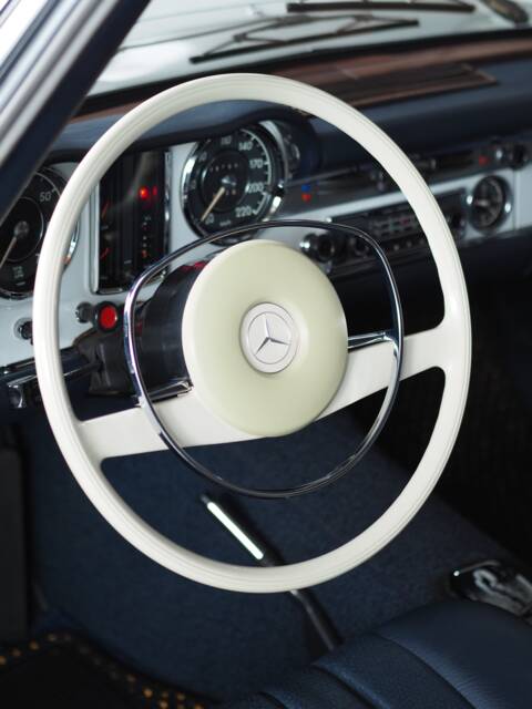 Mercedes-Benz 280 SL