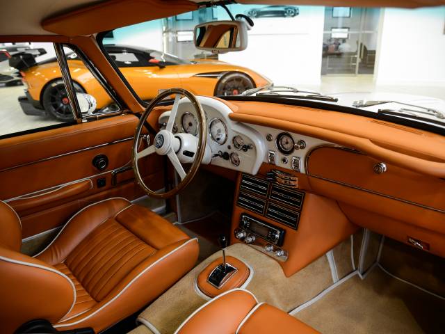Aston Martin DB 6 Mk II