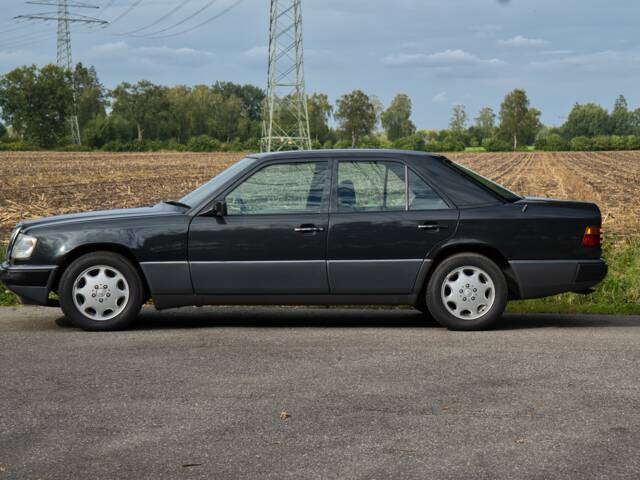 Mercedes-Benz 220 E