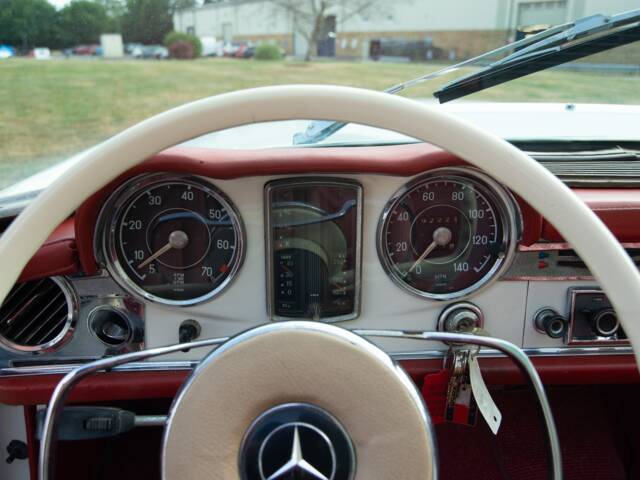 Mercedes-Benz 230 SL