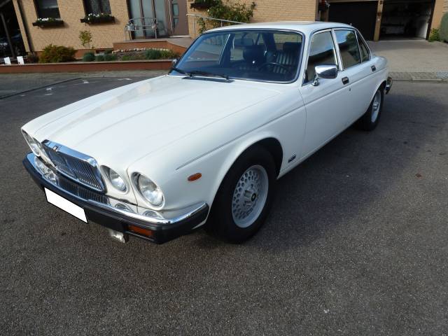 Image 1/36 de Jaguar XJ 6 4.2 (1984)