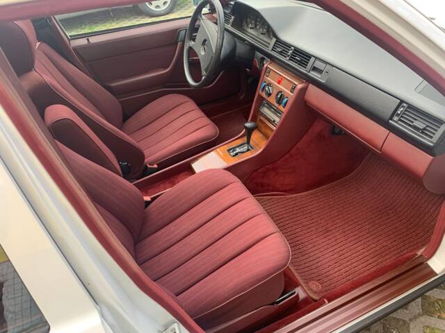 Imagen 1/18 de Mercedes-Benz 230 E (1987)