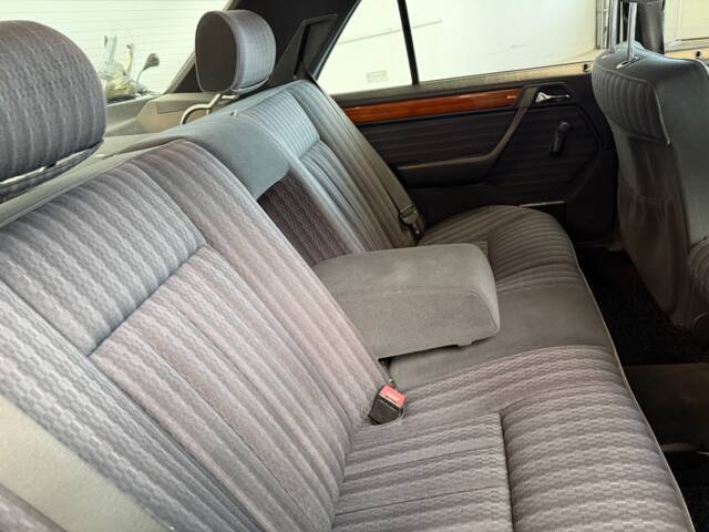 Mercedes-Benz 230 E