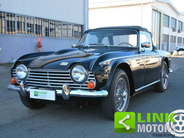 Image 1/10 of Triumph TR 250 (1968)