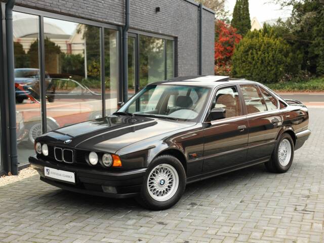 Image 1/90 de BMW 525i (1992)