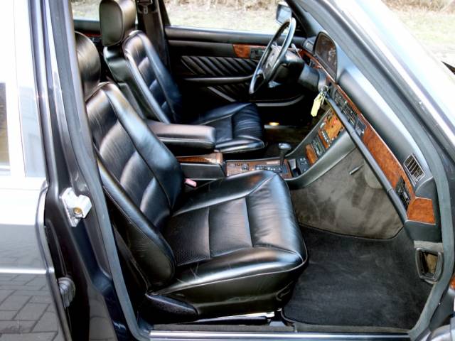 Mercedes-Benz 560 SEL