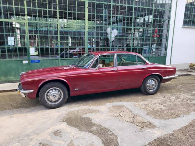 Image 1/36 de Jaguar XJ 6 L 4.2 (1976)