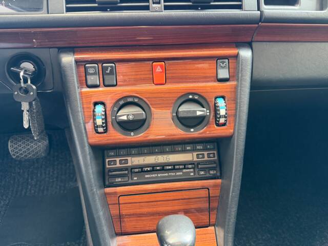 Mercedes-Benz 230 E