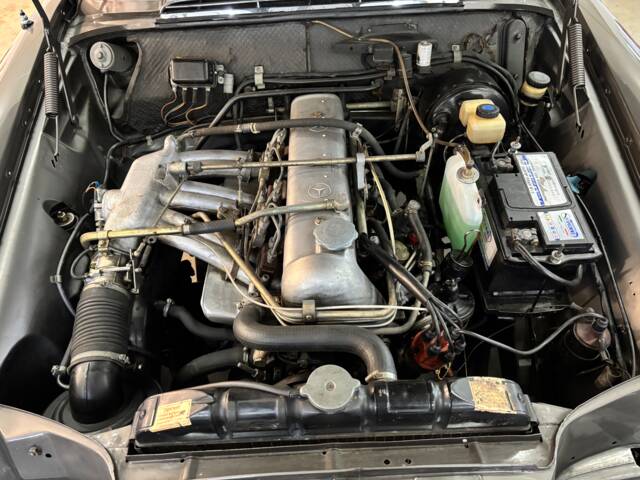 Mercedes-Benz 220 SE b