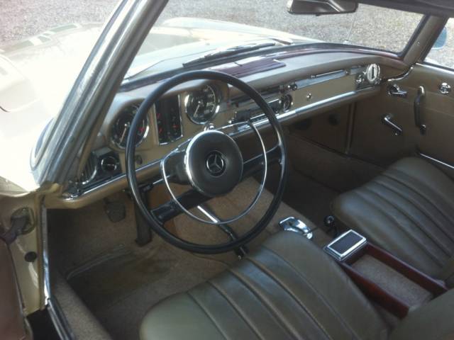Mercedes-Benz 230 SL