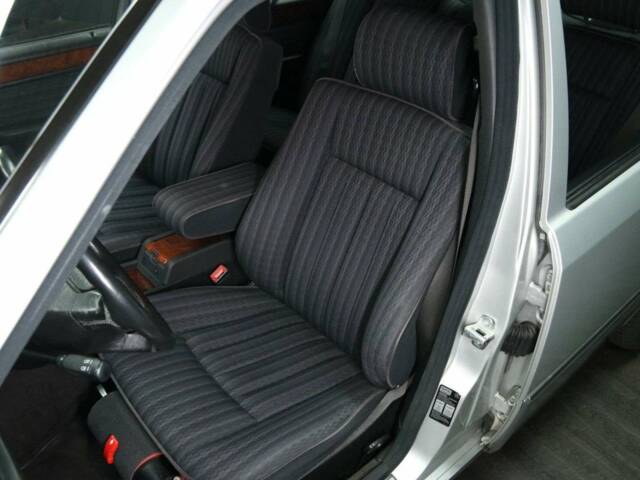 Mercedes-Benz 300 E-24