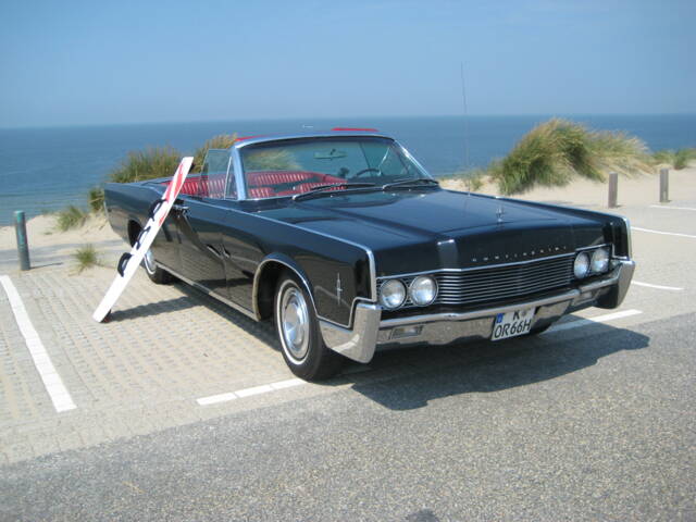 Immagine 1/57 di Lincoln Continental Convertible (1966)