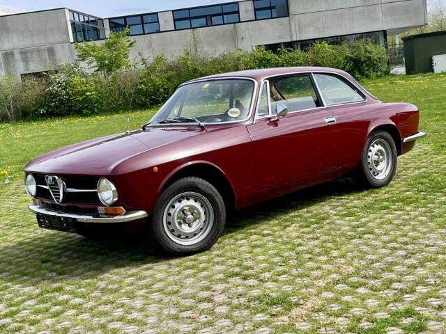 Bild 1/37 von Alfa Romeo Giulia 1600 GT Junior (1974)