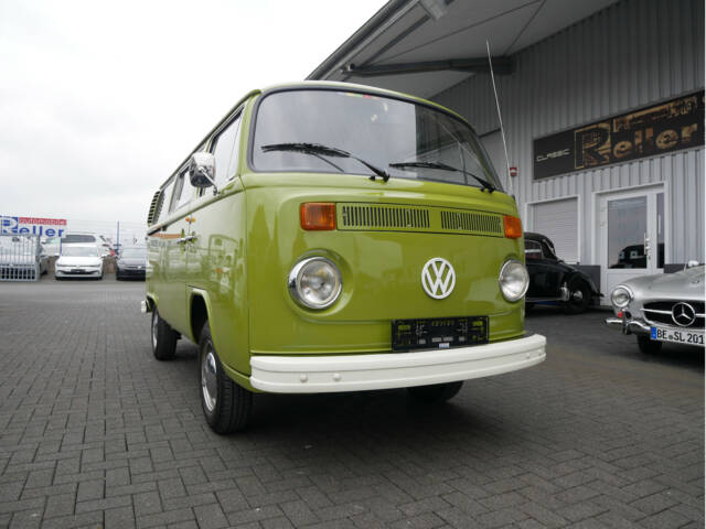 Image 1/21 of Volkswagen T2b Deluxe (1975)