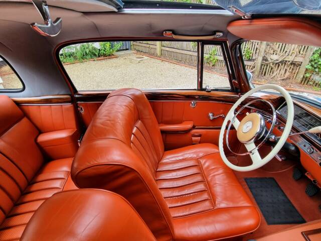 Mercedes-Benz 220 SE