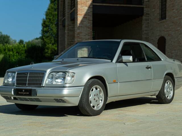 Imagen 1/50 de Mercedes-Benz E 200 (1995)