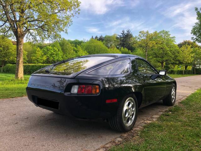 Porsche 928