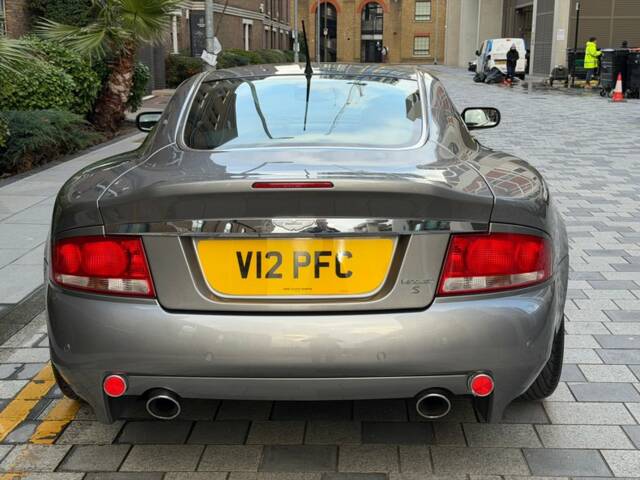 Aston Martin V12 Vanquish S