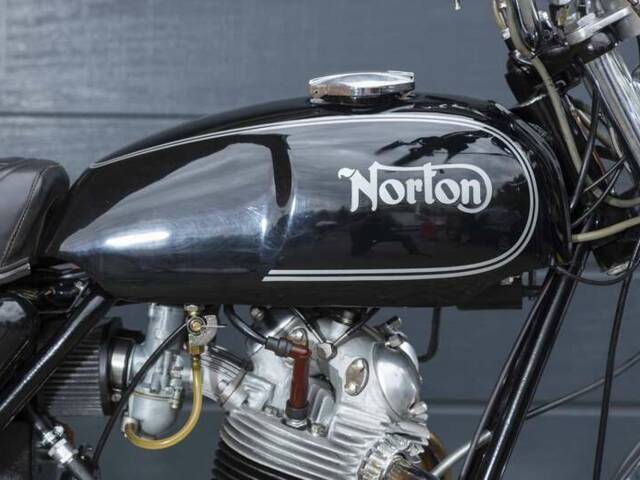 Norton Commando 750 Roadster