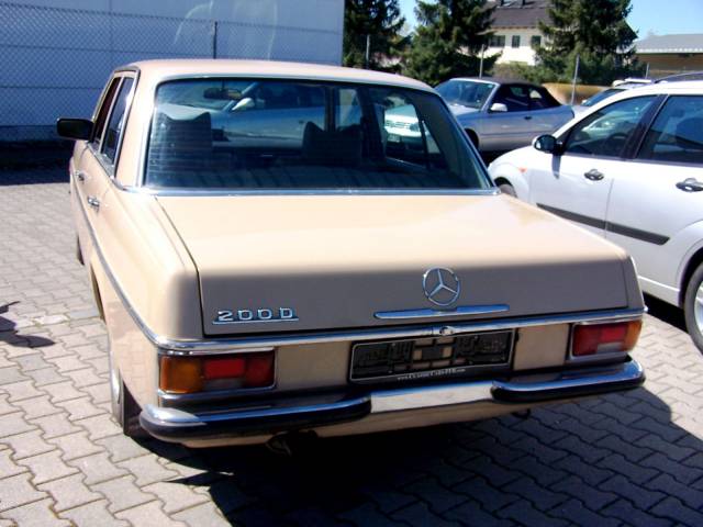 Mercedes-Benz 200 D