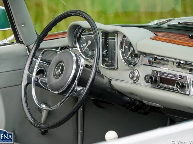 Mercedes-Benz 230 SL