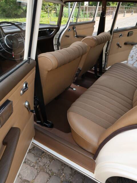 Mercedes-Benz 200 D