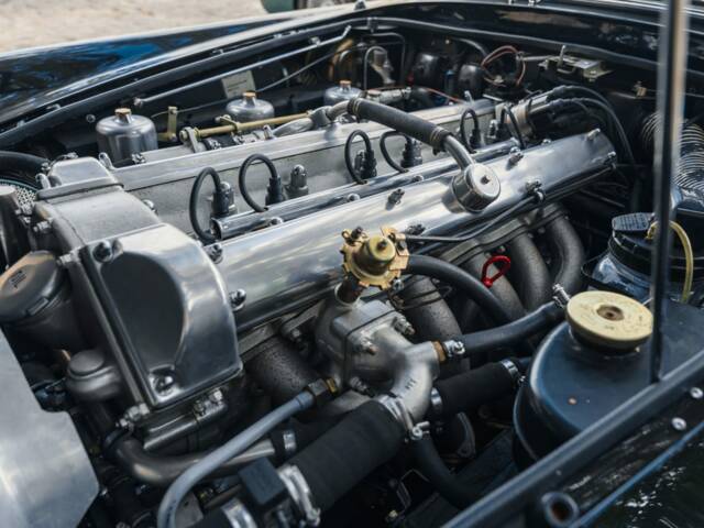 Aston Martin DB 5 Volante
