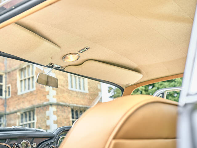 Aston Martin DB 6 Mk II
