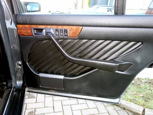 Mercedes-Benz 560 SEL