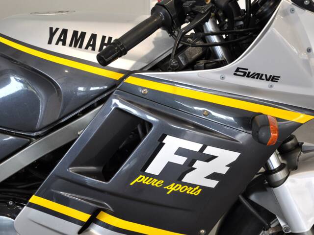 Yamaha FZ 750