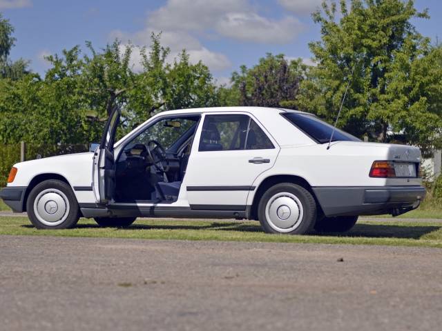 Mercedes-Benz 200 D