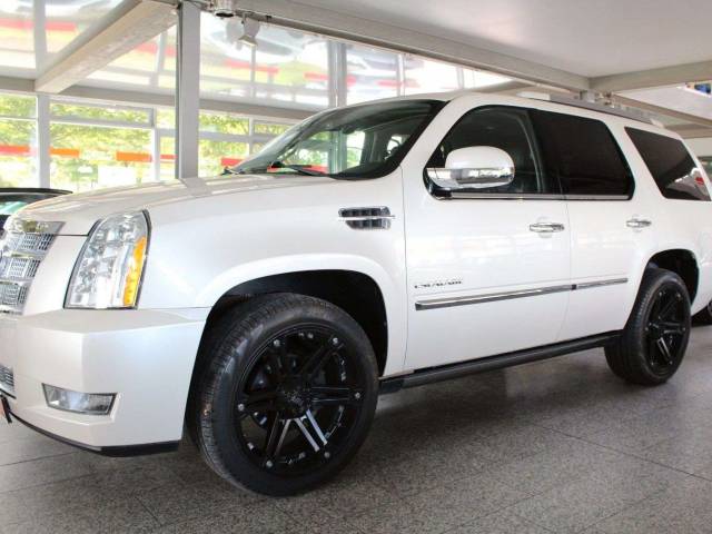Image 1/20 of Cadillac Escalade (2015)