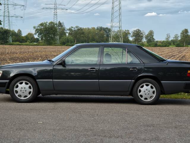Mercedes-Benz 220 E