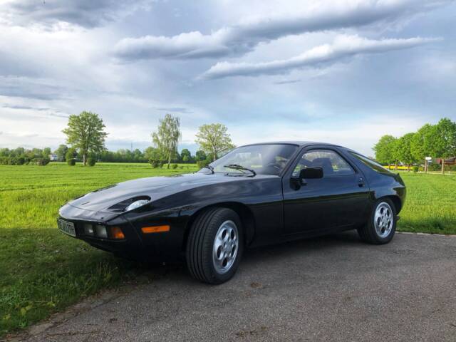 Porsche 928