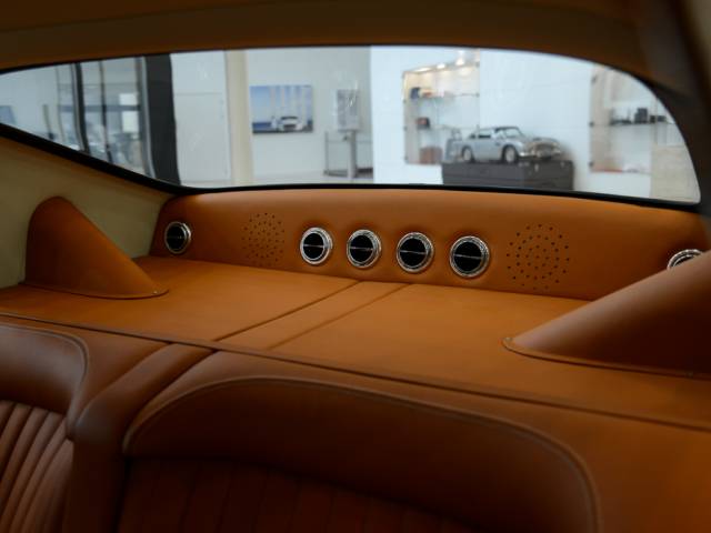 Aston Martin DB 6 Mk II