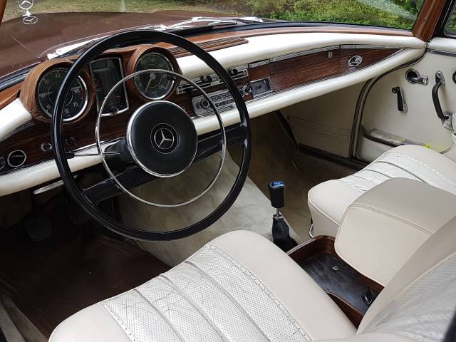 Mercedes-Benz 220 SE b